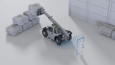 Telescopic handler with straw bale and person in reversing area who is recognized by the ultrasonic assistance system.