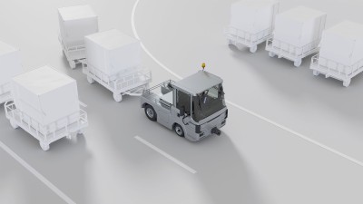 Gepäckschlepper mit Elektroantrieb auf einem Flugfeld zieht Wagen mit Flugzeugcontainern 