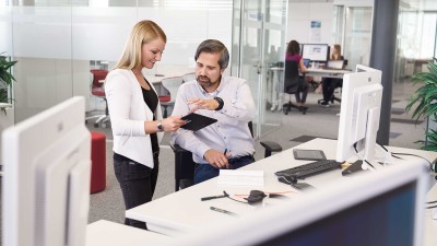 Zwei Experten für Safety-Audit und Safety-Assessment arbeiten gemeinsam in einem Büro