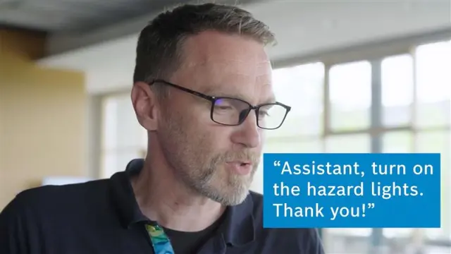 Entwickler von Bosch Engineering Entwickler steuert den KI-gestützten Sprachassistenten für Fahrzeuge mit dem Sprachbefehl "Assistant, turn on the hazard lights. Thank you!" 