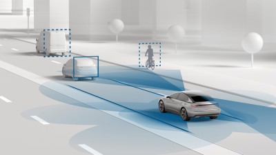 Fahrzeug mit Fahrerassistenzsystem wie Notbremsassistent oder Spurhalteassistent von Bosch Engineering zeigt Automobilsicherheit und Komfort