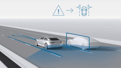 By means of sensors and targeted steering or braking interventions, the lane keeping assist system actively supports the driver in staying inside the marked lane