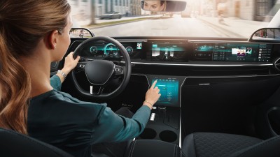 Innenraum eines Fahrzeugs mit digitaler Instrumententafel und Touchscreens für Infotainment